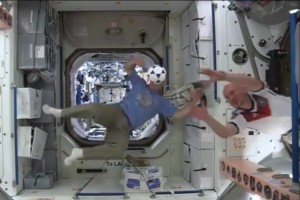 تماشا کنید: فضانوردان در ایستگاه فضایی چگونه فوتبال بازی می‌کنند؟