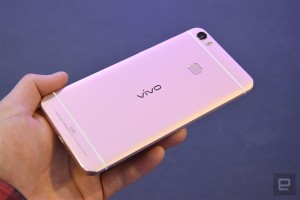 Vivo Xplay5 رسما معرفی شد، ۶ گیگابایت حافظه رم و نمایشگر دو لبه خمیده