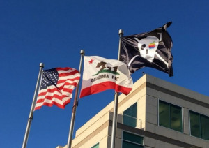 چرا اپل در تولد چهل سالگی اش، پرچم دزدان دریایی را در مقر اصلی خود افراشت؟