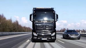 کامیون آکتروس مرسدس بنز و بررسی قابلیت رانندگی خودکار آن در بزرگراه‌های آلمان