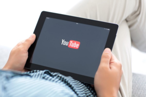کاربران روزانه بیش از یک میلیارد ساعت را صرف تماشای ویدیوهای یوتوب می کنند